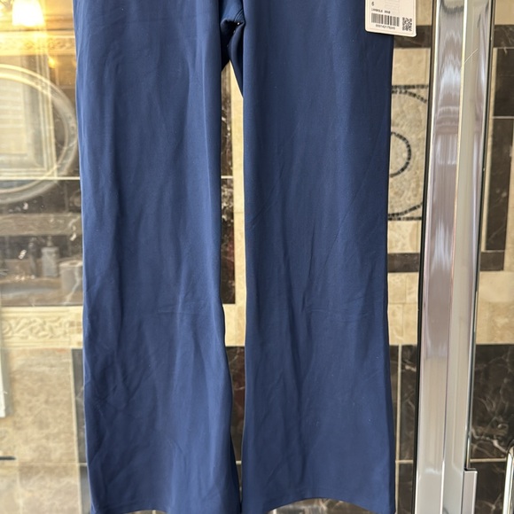 Lululemon blue flare crop, size 6, NWT. - Picture 3 of 7